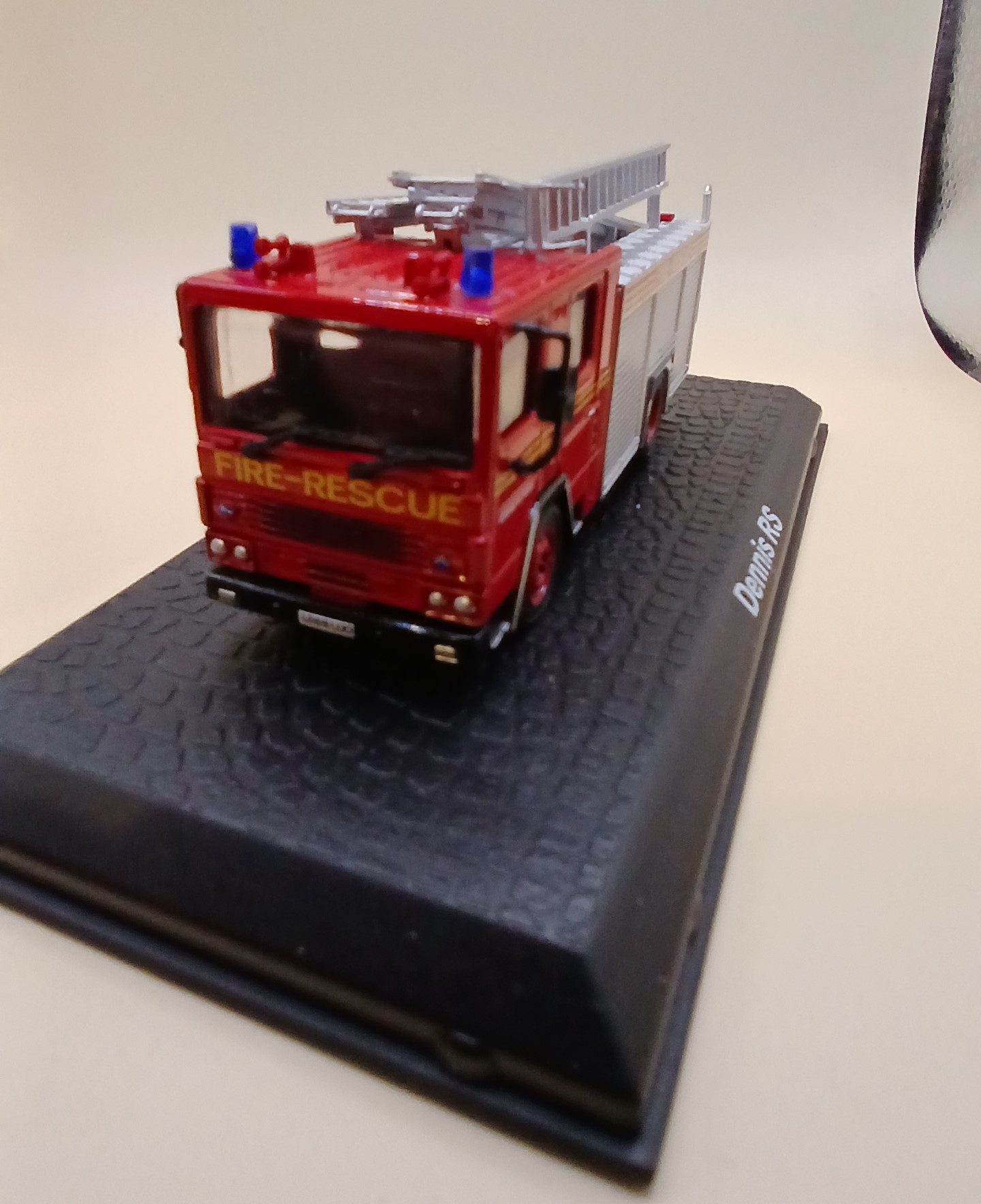 Dennis RS Fire Engine with flashing blues OO scale